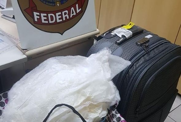 Droga estava escondida dentro de forro de roupas da mulher na mala - Foto: PF / Divulgação