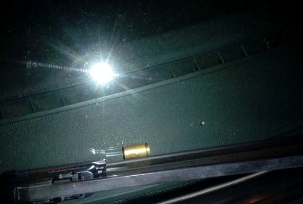 A PM encontrou um cartucho calibre 9mm no para-brisa do automóvel do suspeito. - Foto: 19ª RPM