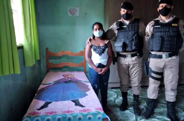 Policiais entregaram a cama para Micaely nesta semana — Foto: Polícia Militar/ Divulgação