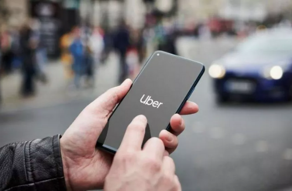 Celular abrindo o aplicativo da Uber — Foto: Getty Images via BBC