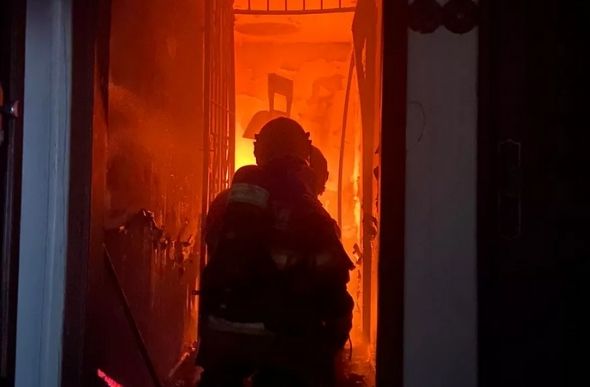 Bombeiros combatem fogo dentro de apartamento na Savassi, em BH — Foto: Corpo de Bombeiros/ Divulgação