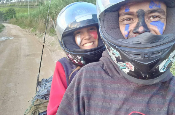 Tiago e a namorada Jennifer percorreram o Brasil de moto, durante oito meses e treze dias. — Foto: Redes socias/Reprodução
