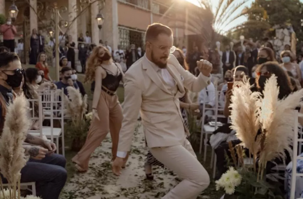 Vídeo de noivo entrando no casamento dançando, na Grande BH, viraliza e Justin Timberlake reage — Foto: Andressa Álvares