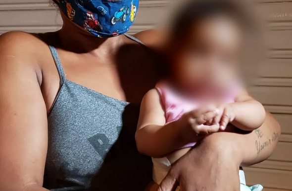 Criança foi deixada pela mãe com outra mulher — Foto: Paula Alves/Inter TV