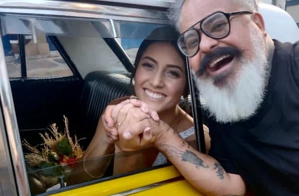 A noiva Paula Moreira Mol e o estilista Ronaldo Fraga — Foto: Rodrigo Câmara/Divulgação