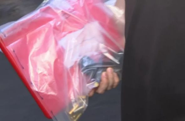 Perícia recolheu a arma utilizada no crime e os cartuchos deflagrados — Foto: Reprodução/TV Globo