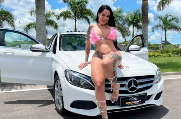 Elisa Sanches posa com Mercedes-Benz C 200 oferecido em rifa ilegal pela internet; prêmio inclui um dia com atriz pornô - Foto: Reprodução