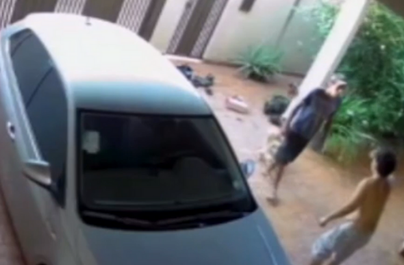Homem é espancado com socos e chutes após flagrar ladrão - Foto: Reprodução TV Globo 