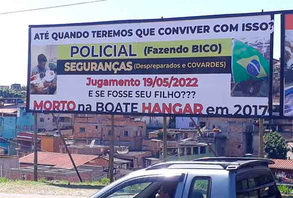 Dênio Pontelo, pai de Allan, instalou cartazes em bairros da Região Metropolitana cobrando justiça / Foto: Dênio Pontelo / Divulgação