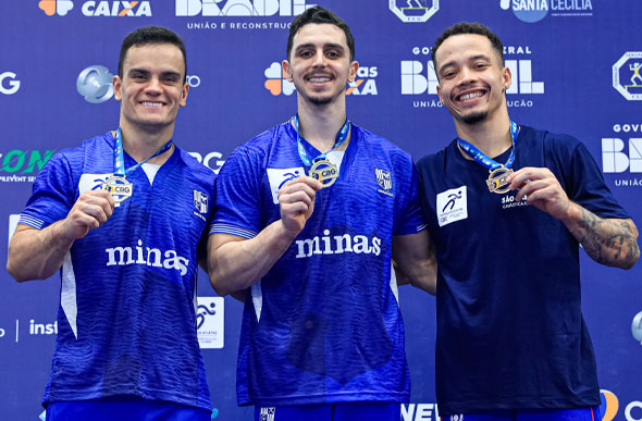 Bernardo com sua medalha de ouro nas barras paralelas. Completaram o pódio Caio Souza do Minas Tênis Clube (à esquerda, prata) e Tomás Florêncio do Agith (à direita, bronze). Foto: CBG.