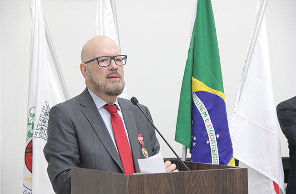 Promotor de Justiça Paulo Cézar Ferreira recebe Medalha Desembargador Hélio Costa. Foto: Vinícius Oliveira/SeteLagoas.com.br