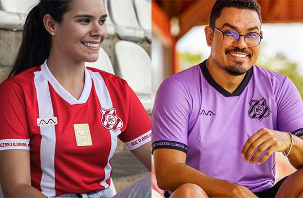 À esquerda a camisa "Pioneiros da Publicidade" e à direita a versão especial em lilás. Fotos: Democrata FC/Divulgação.