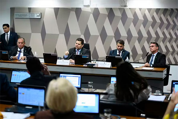 Senadores durante reunião da CCJ — Foto: Edilson Rodrigues/Agência Senado