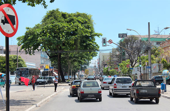 Trânsito na Rua Mossenhor Messias no Centro de Sete Lagoas — Foto: Reprodução  