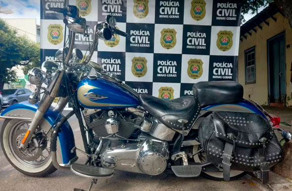 Motocicleta apreendida em Curvelo durante prisão do suspeito de estelionato. Foto: PCMG.