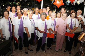 Dona Dochinha e integrantes do Grupo Convivência em apresentação do Coral Eterno Amor - Imagem: casaraosl.blogspot.com