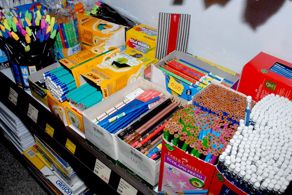 A orientação é pesquisar bastante antes de fazer a compra da lista de material / Foto: Divulgação
