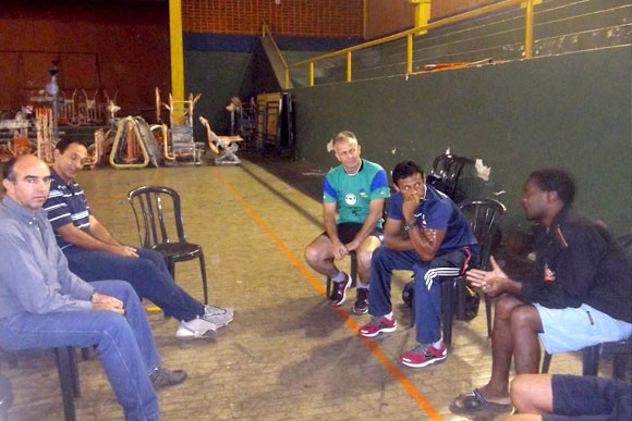 Secretário se reuniu com treinadores no ginásio Márcio Paulino / Foto: Kener Tarabal