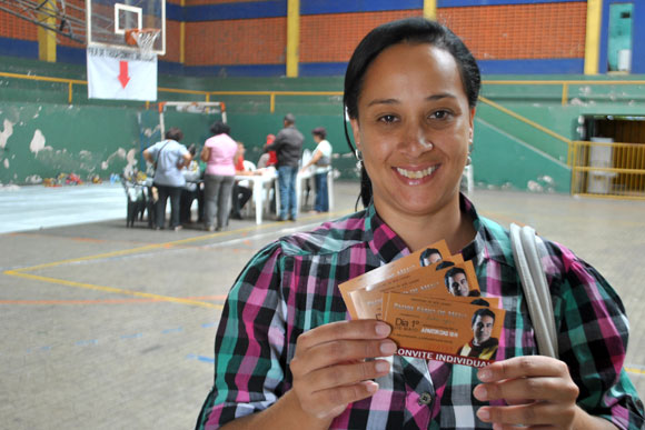 Luciana de Fátima mostra feliz os ingressos para o show do padre Fábio de Melo / Foto: Marcelo Paiva