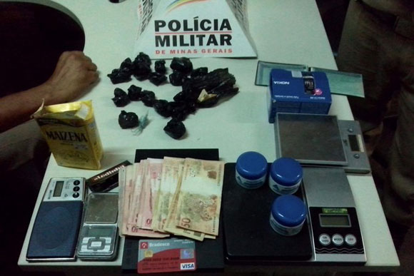 Dinheiro, drogas e até medicamentos abortivos de venda proibida foram apreendidos / Foto: Divulgação