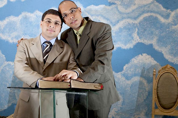 Os pastores Marcos Gladstone, à esquerda, 37 anos, e Fábio Inácio de Souza, 33 anos, na Igreja Cristã Contemporânea, no Rio (RJ) / Foto: Rafael Andrade/Folhapress