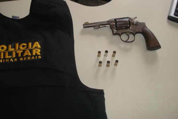 O revólver 38, que teria sido usado no crime, foi apreendida pela polícia / Foto: Divulgação