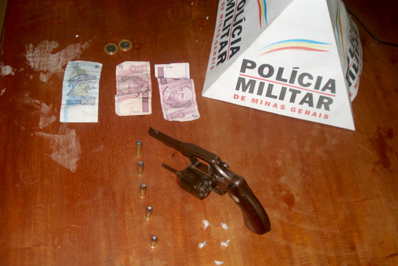 Revólver, droga e dinheiro que estavam com os menores / Foto: Divulgação PM