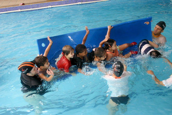 Treinamento simulou situações de risco na água / Foto: Divulgação Nado Livre