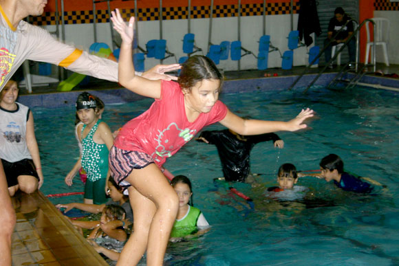 Cair na piscina com roupa foi uma dificuldade a ser superada / Foto: Divulgação Nado Livre