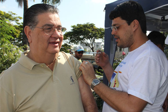 Prefeito Marcio Reinaldo também foi se vacinar / Foto: Rafaela Araújo