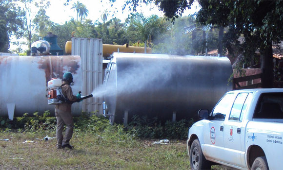 A aplicação de bombas costais continua nos bairros Interlagos I e II / Foto: Divulgação