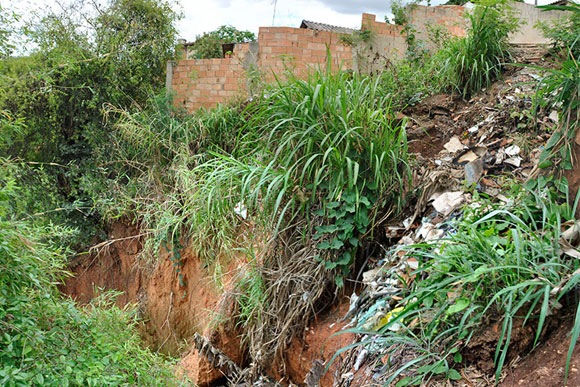 Barranco ao vizinho ao campo tem preocupado os moradores / Foto:staging.setelagoas.com.br