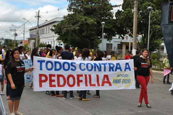 Um grupo de pessoas protestou lembrando o dia de combate ao abuso / Foto: Nayara Souza