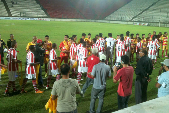 Jogadores do Villa entregaram faixas aos atletas do Villa / Foto: Marcelo Paiva