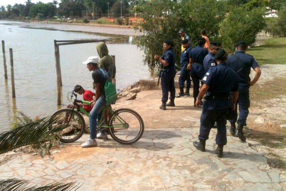 Guardas estão informado os pescadores sobre o perigo da ingestão dos peixes / Foto: Marcelo Paiva