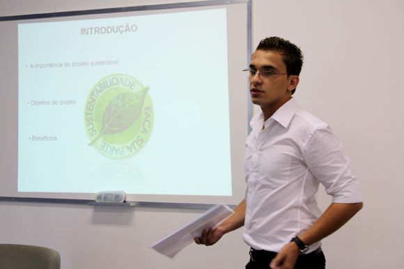 Lucas Antunes (vencedor do desafio, pela Iveco) durante apresentação de sua ideia  à diretoria da empresa / Foto: Divulgação Unifemm
