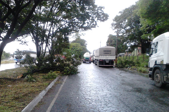 Muitos problemas foram registrados na Av. Perimetral, no bairro Industrial / Foto: Juliana Nunes