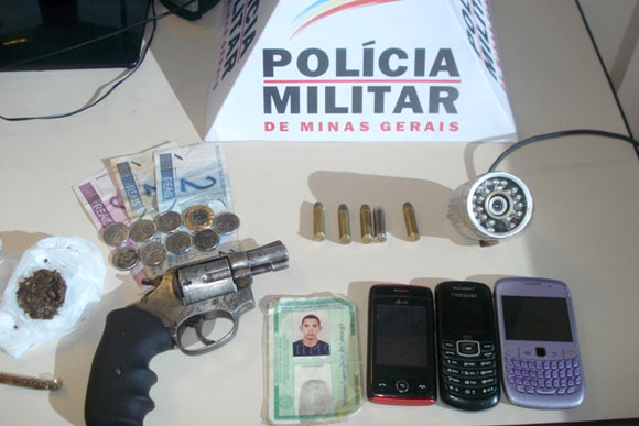 Arma e materiais apreendidos em casa na Av. Divino Padrão / Foto: Divulgação PM