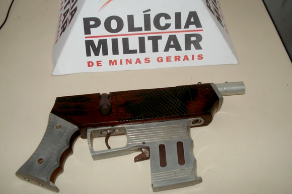Arma de fabricação artesanal tem capacidade para dez cartuchos / Foto: Divulgação PM