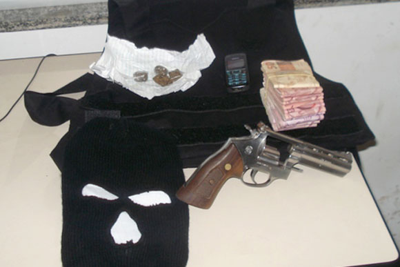 Arma, dinheiro e materiais apreendidos com casal no Catarina / Foto: Divulgação PM