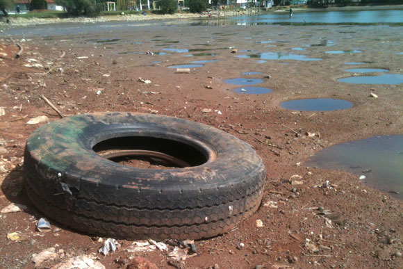 Até pneu de caminhão foi descartado no fundo da lagoa / Foto: Marcelo Paiva