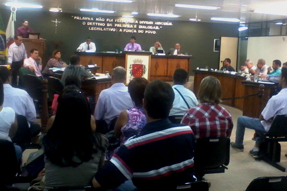 Moradores ainda estão se acostumando com o novo horário da reunião da câmara / Foto: Nayara Souza