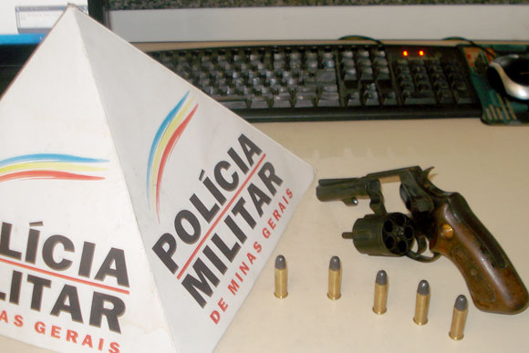 Revólver foi apreendido e Jaques encaminhado para a polícia civil / Foto: Divulgação