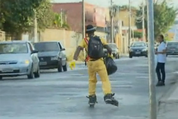 Josimar recolhe o lixo de patins pelas ruas do Boa Vista / Foto: Reprodução TV Record