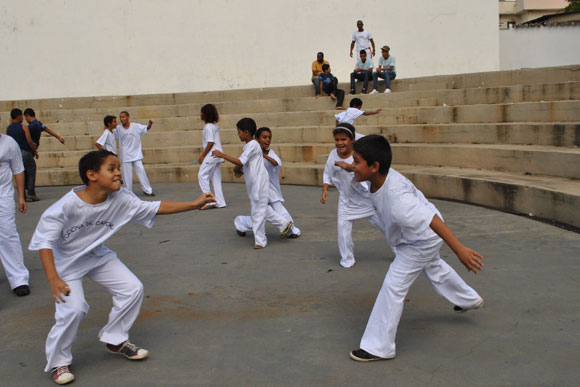 Estudantes do projeto "Mais Educação" jogaram capoeira durante a abertura da semana / Foto: Nayara Souza