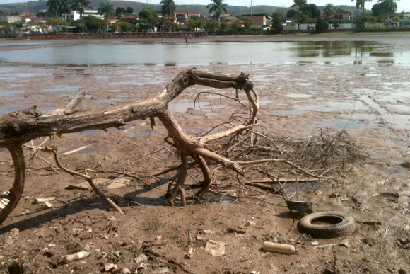 Depois de retirada a água foi possível ver a sujeira / Foto: Marcelo Paiva