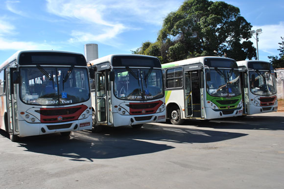 O ônibus incendiado já está na garagem da empresa passando por reparos / Foto: Juliana Nunes