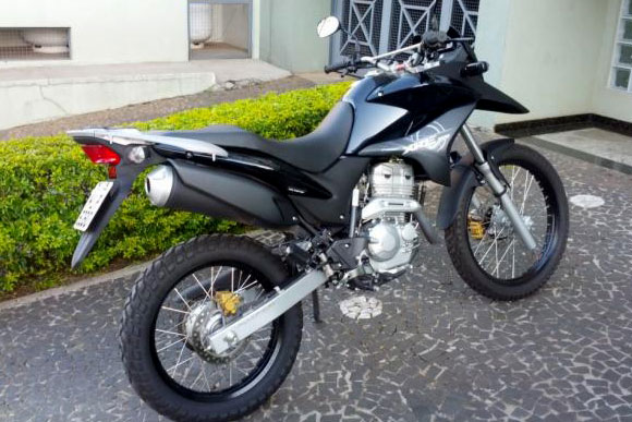 Bandidos fugiram em uma XRE 300 azul sem placa / Foto ilustrativa: Divulgação