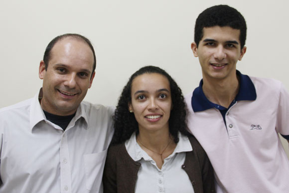 Os alunos Ivonilson Saulo, Celina Candida Rodrigues e Matheus Miranda, selecionados pelo CsF / Divulgação