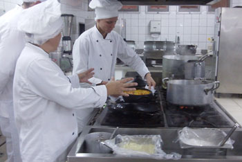 Auxiliar de cozinha é um dos cursos oferecidos / Foto:blogs.odiario.com